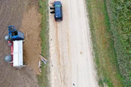 Nuo kelio virtusio sunkvežimio ir VW avarijoje nukentėjo automobilio vairuotojas ir keleivė