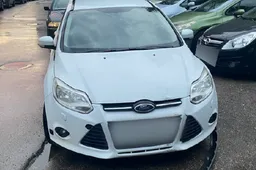 Girta vairuotoja įvažiavo į stulpą