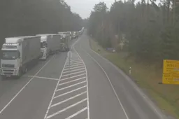 Eilėje Raigardo punkte – šimtai vilkikų