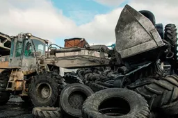 Alytaus gaisravietės sutvarkymas: 231 sunkvežimis, suodini veidai ir beveik 4 000 tonų padangų atliekų