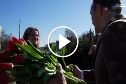 Miesto vadovai nustebino alytiškes gėlėmis ir saldžiomis dovanėlėmis