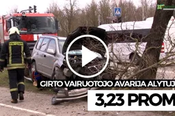 Putinuose – visureigio avarija: šalikelėje apvirtusį automobilį vairavo sunkiai apgirtęs vyras