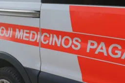 Susidūrime su paspirtuku nukentėjusiai dviratininkei prireikė medikų pagalbos