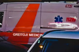 Iš buto Vidzgirio daugiaaukštyje iškritęs vyras išgabentas į ligoninę