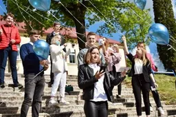 Karantino tylą gimnazijose trumpam keitė iškilminga paskutinio skambučio nuotaika