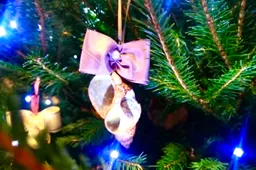 Kalėdines eglutes papuošė žaisliukais iš kriauklių
