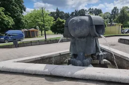 Alytaus vandentiekininkai antram gyvenimui prikėlė skulptūrą Dainavos mikrorajone ir įrengė naują puošmeną Jaunimo parke