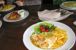 Nuo ketvirtadienio nebelieka žmonių skaičiaus ribojimų, kaukių reikės rečiau