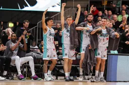 Unikalių sporto aprangų aukcione suaukota keturženklė suma