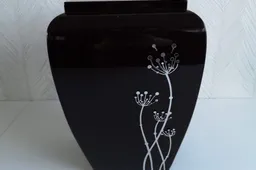 Kremavimas, urnos ir laidotuvės: kokios naujovės ir mados pasiekė Lietuvą?