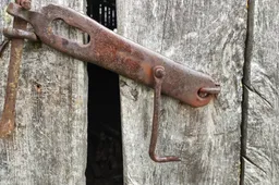 Piniginės santaupos kartais laikomos ir sandėliukuose