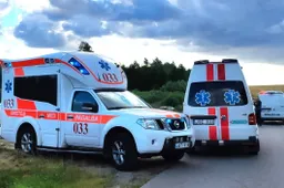 Susidūrimo su motociklu siekęs išvengti vilkikas kaktomuša daužėsi į BMW automobilį