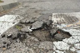 Alytaus miesto gatvėse pradėtos tvarkyti po žiemos atsivėrusios duobės