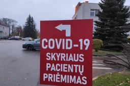 Nauja koronaviruso atmaina pasižymi neįprastai dideliu mutacijų skaičiumi