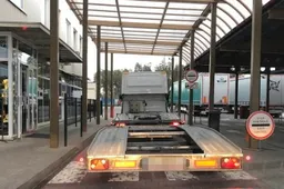 Raigardo kontrolės punkte „įstrigo“ automobilių gabentojų priekabos