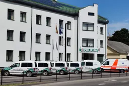 Motociklininkas vaikėsi automobilį, grasino keleiviui ir šaudė pistoletu