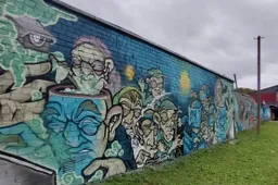 Garažų siena Alytaus mieste virto šimto metrų ilgio galerija 