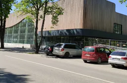 Birštonas nori apmokestinti automobilių stovėjimą