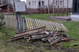 BMW Alytuje įvažiavo į tvorą ir ją sugriovė