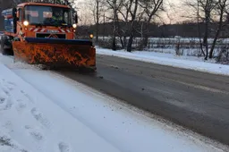 Per tris dienas ant miesto gatvių – šimtai tonų žvyro ir druskos mišinio
