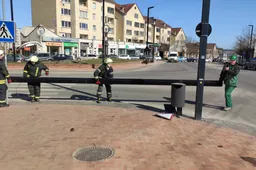 Per žingsnį nuo nelaimės: prie pėsčiųjų perėjos nuvirto apšvietimo stulpas