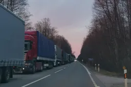 Pasienyje šalia Druskininkų – kilometrinės vilkikų eilės