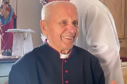 Alovės monsinjoras parapijos vadovo pareigas perdavė Daugų klebonui