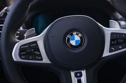 BMW nuvažiavo nuo kelio, trenkėsi į medį ir apvirto, nukentėjo keleivis