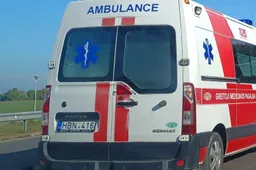 „Volvo“ trenkėsi į „Audi“, vairuotojai prireikė medikų pagalbos