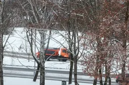 Alytaus gatvėse nieko nauja – „čiuožykla“: kelininkus netikėtai užklupo žiema