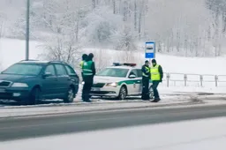 Teisės transporto priemones stabdyti negavusiems VMI inspektoriams toliau talkins policija