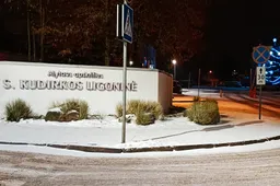 Girto vyro vairuojamas automobilis nuvažiavo nuo kelio, keleivis gydomas ligoninėje