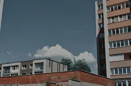 Negyva moteris pastebėta ant pastato stogo