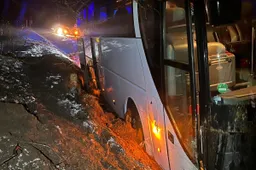 Nuo kelio nuslydo autobusas su keleiviais