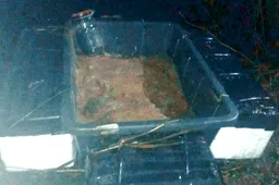 Maskuoti nesivargino: dėžes pritvirtino prie vonelės ir į ją pripylė smėlio