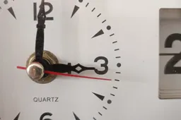 Laikrodžių rodykles suksime viena valanda į priekį