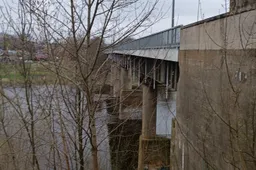 Tarnybos skubėjo prie tilto