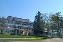 Miške rastas į medį atsitrenkęs automobilis buvo be vairuotojo, kurį išgabeno medikai