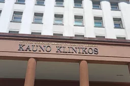 Girtas vairuotojas partrenkė motociklu važiavusią moterį, ji gydoma Kauno klinikose