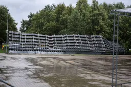 Vėjo gūsių neatlaikė Alytaus kultūros centro amfiteatro tribūna