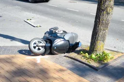 Pulko gatvėje susidūrė automobilis ir motoroleris