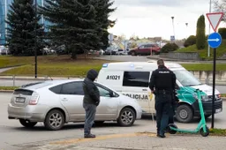 Paspirtukininkas susidūrė su Toyota