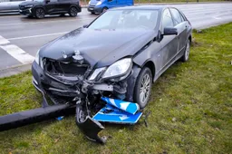 Alytuje toliau virsta apšvietimo stulpai: šįkart jį taranavo Mercedes