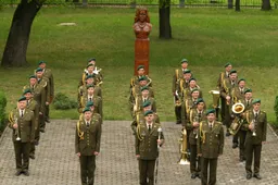 Prieš tris dešimtmečius atkurtas karių orkestras tęsia prieš 103 metus pradėtus muzikos akordus