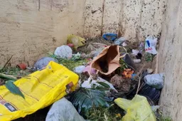 Atliekas iš Užupių vežantys komunalininkai prašo kapinių lankytojų sąmoningumo