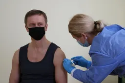 Alytaus policijos pareigūnai skiepijami „AstraZeneca“ vakcina