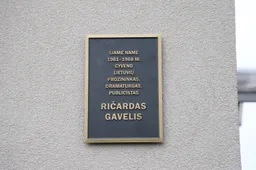 Kultūros dieną Druskininkuose atidengta rašytojo Ričardo Gavelio atminimo lenta