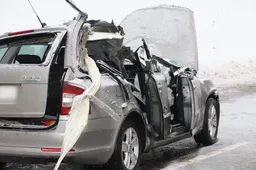 Automobilis trenkėsi į stovintį užsienio bendrovės vilkiką, nukentėjo keleivė