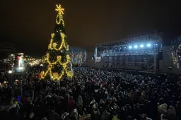 Kalėdų eglę spalvingu reginiu įžiebęs Alytus pradeda Lietuvos kultūros sostinės metus