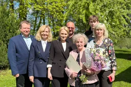 Artėjant Motinos dienai – šalies prezidento ir merės apdovanojimai šešis vaikus užauginusiai mamai